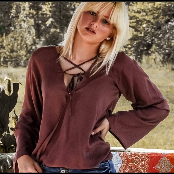 ♥️2 left ♥️ Laced surplice blouse - Picture 3 of 4